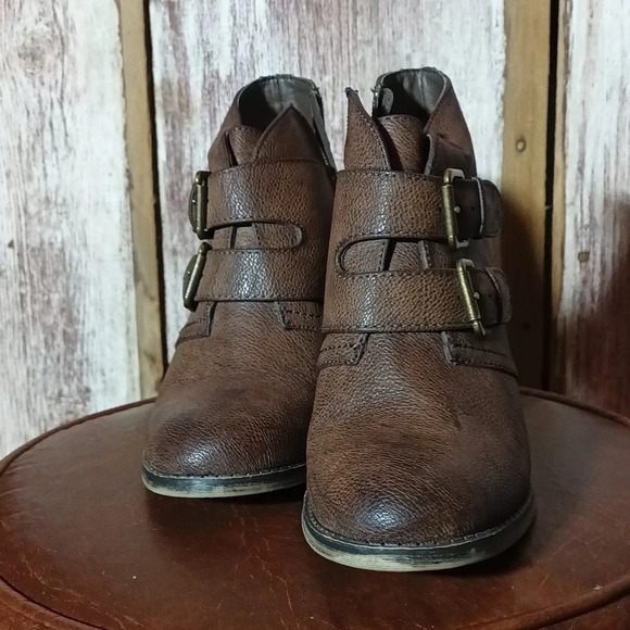 Mia Farris chocolate zip bootie with decorative buckle 2" heel 6.5 - Picture 4 of 11